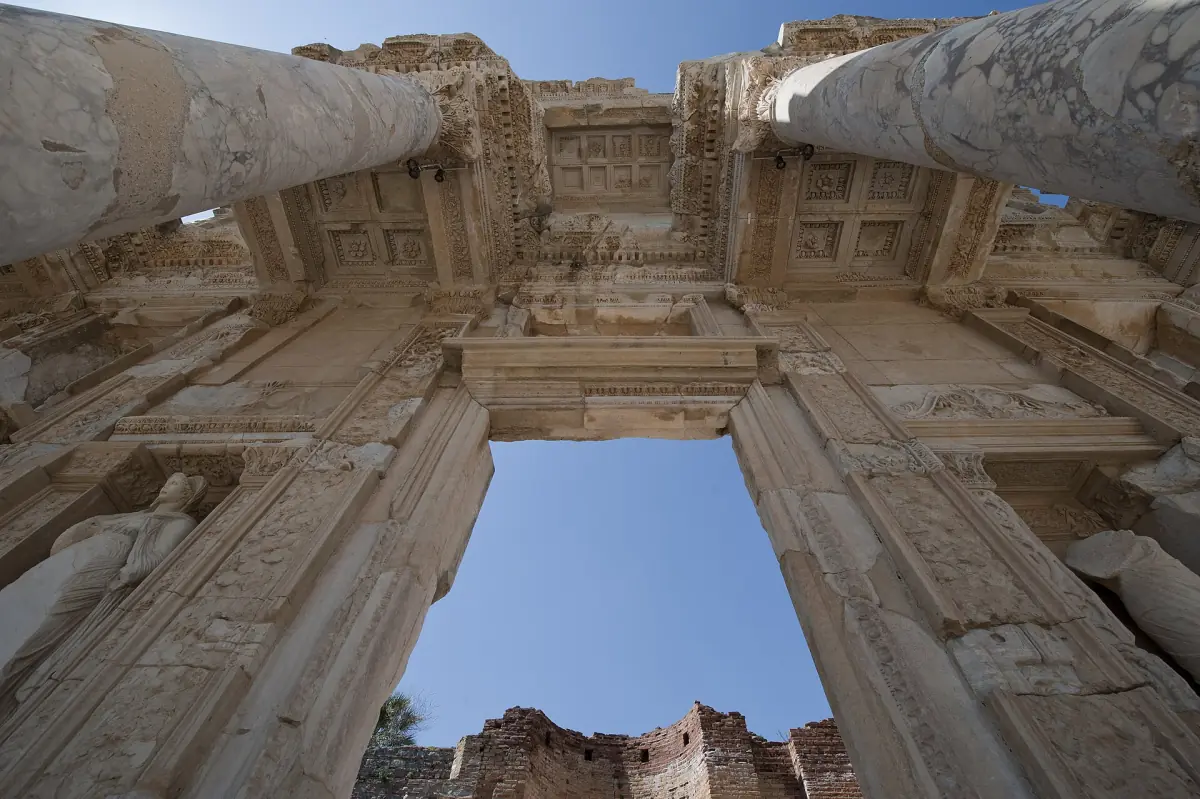 Pierres sculptées dans la façade de la bibliothèque de Celsus