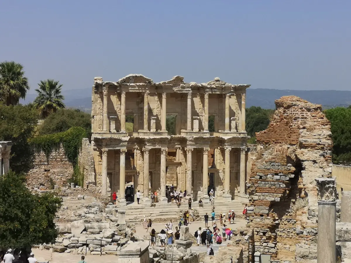 La bibliothèque de Celsus vue d’en haut, avec des visiteurs qui se promènent sur la place devant elle