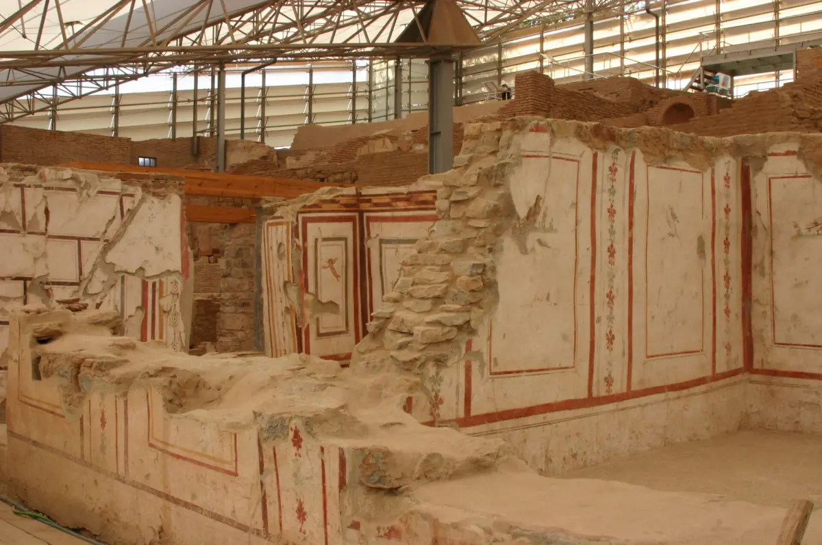 Murs peints des maisons en terrasse d’Éphèse sous le toit protecteur